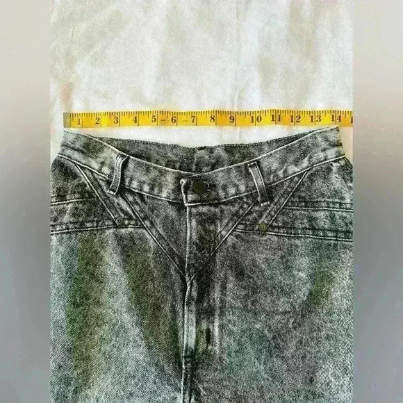 Vintage Chic Acid Wash High Waisted Mom Jeans Size 28, inseam 28 - Picture 3 of 12